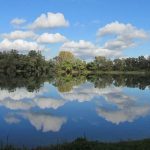 Lago translúcido de águas calmas