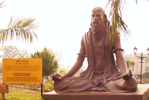 Estátua de Patanjali no Instituto Patanjali Yogpeeth em Haridwar, Índia