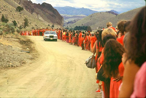 Sannyasins acompanham passeio  de carro de Osho em Rajneeshpuram