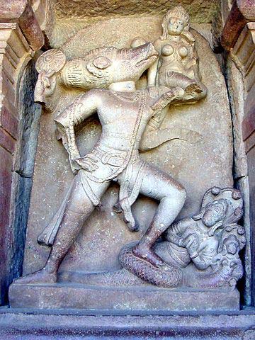 Vishnu em um avatar de javali (Varaha) resgata Bhudevi (Terra)